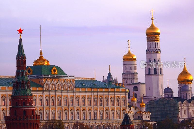 俄罗斯莫斯科克里姆林宫日出，金色圆顶和红星，俄罗斯