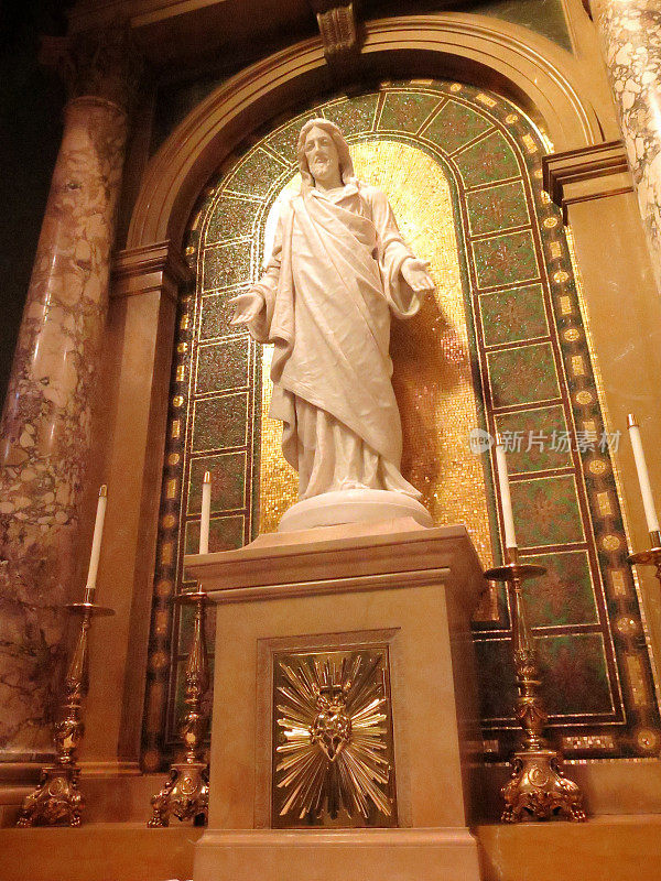 天主教堂圣体帐幕上的耶稣基督雕像