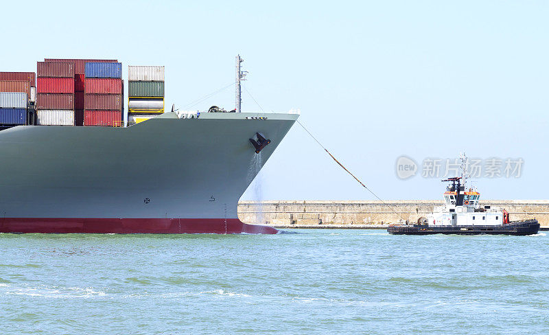 港口集装箱船和拖船