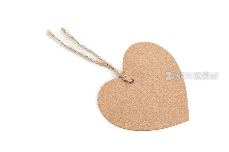 棕色心形礼品标签，白色背景上有细绳