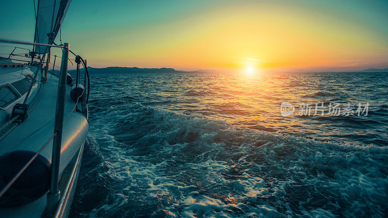 黄昏时分，在希腊爱琴海乘风破浪航行。豪华游艇。