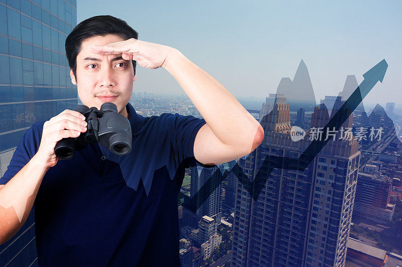 亚洲投资者用双筒望远镜进行双重曝光。超越抽象的城市背景，商业愿景理念。