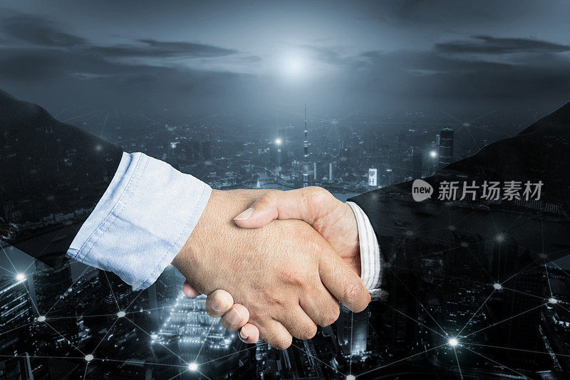 交易或协议业务概念，握手双重曝光，合作或合伙业务与互联网连接社会在网上。