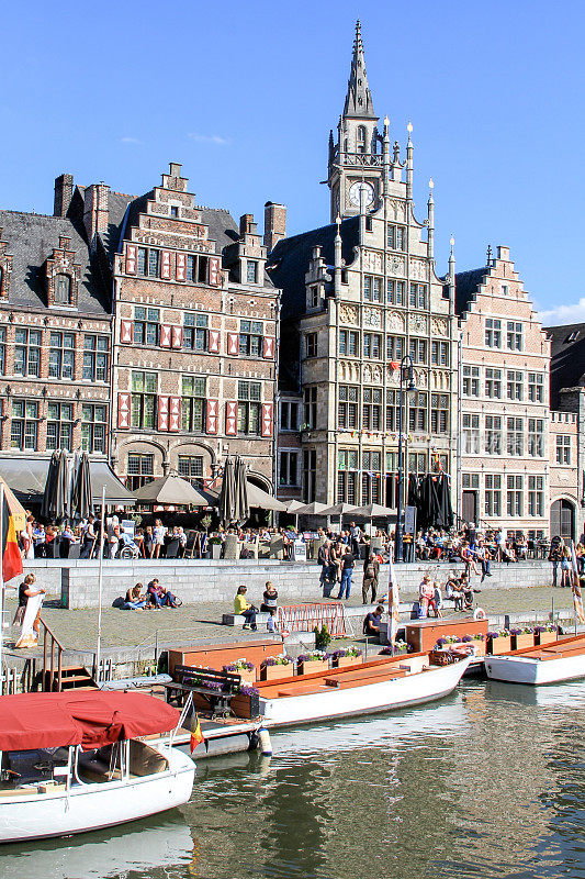 游客和当地人在比利时根特的利河畔