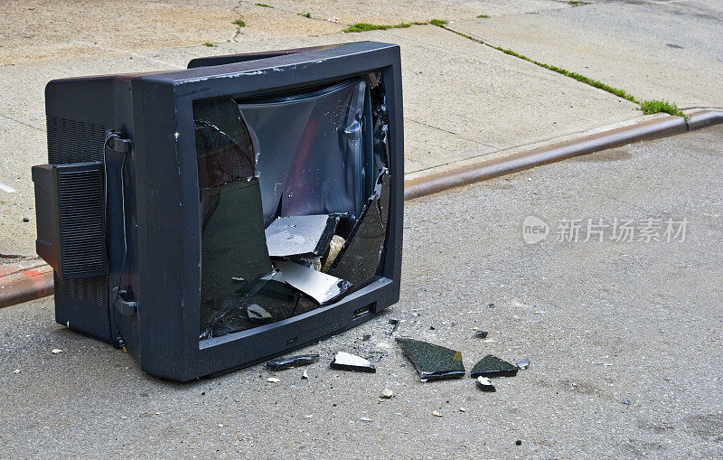破旧的电视机停在路边