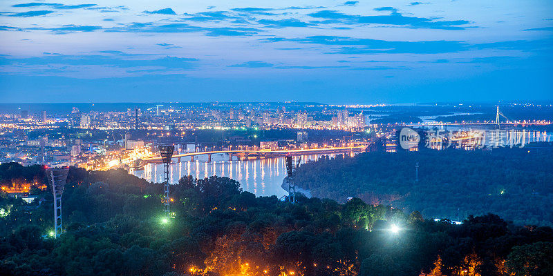 从屋顶俯瞰基辅城和第聂伯罗河