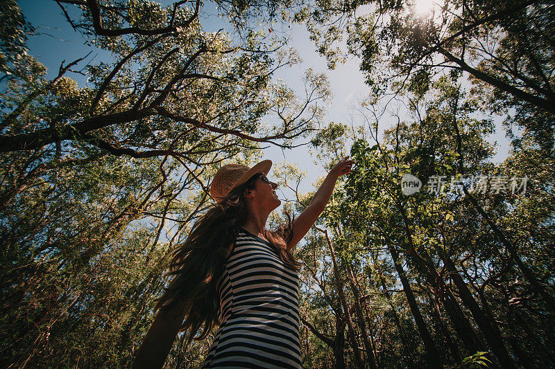 在澳大利亚森林里享受大自然的女人。