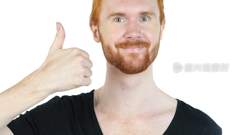 一个在白色背景下竖起大拇指的快乐男人的肖像