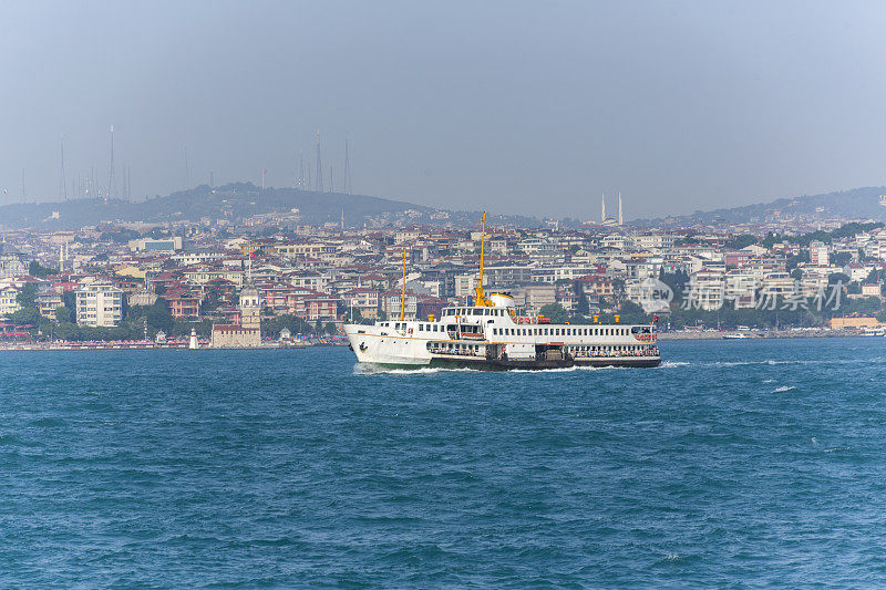 土耳其伊斯坦布尔博斯普鲁斯海峡沿岸的传统客轮