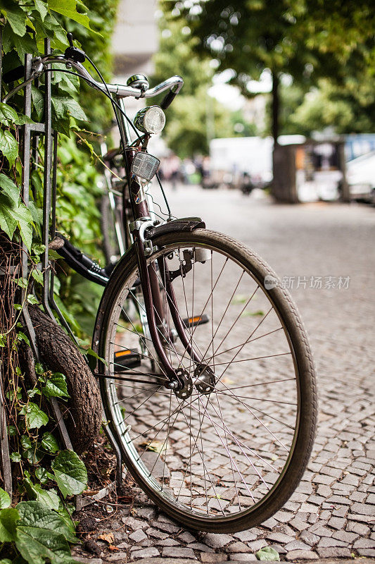 自行车在大街上