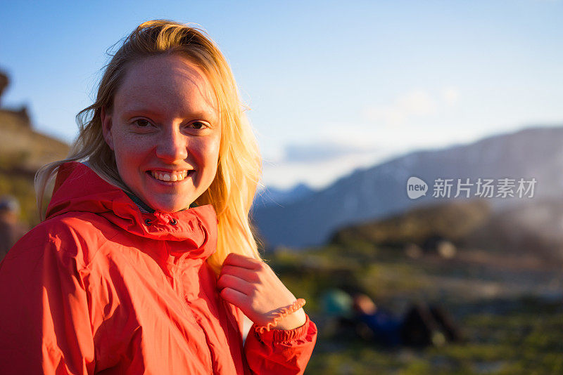 年轻女子徒步旅行