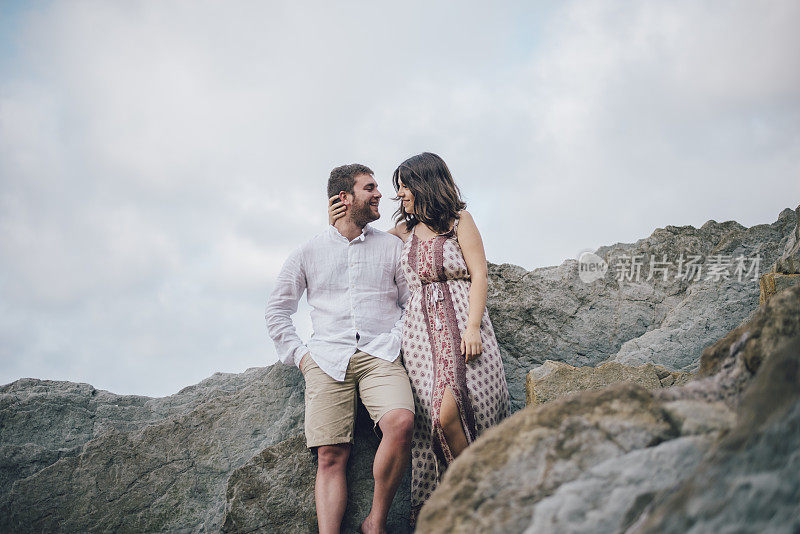 爱的年轻夫妇在户外玩