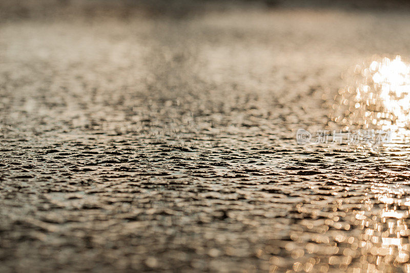沥青路背景大雨后软焦点。