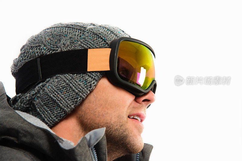 戴着滑雪帽和护目镜的男人