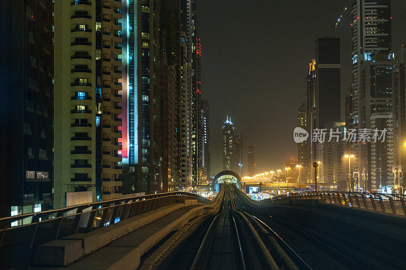阿拉伯联合酋长国迪拜:从无人驾驶地铁上俯瞰迪拜市中心和谢赫扎耶德路的夜景