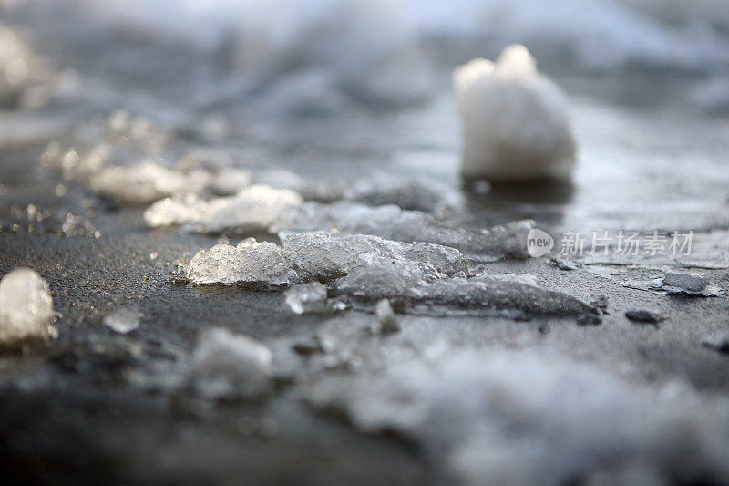 汽车轮胎上的积雪痕迹