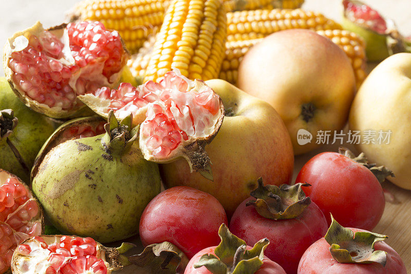 收获的季节，秋天有水果和玉米。