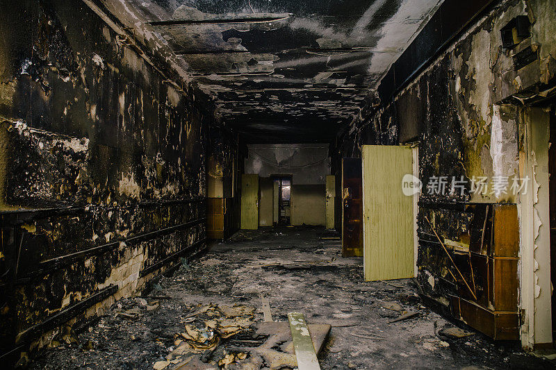 黑暗肮脏的走廊在烟尘和灰烬，烧毁的废弃建筑，火灾后果的概念