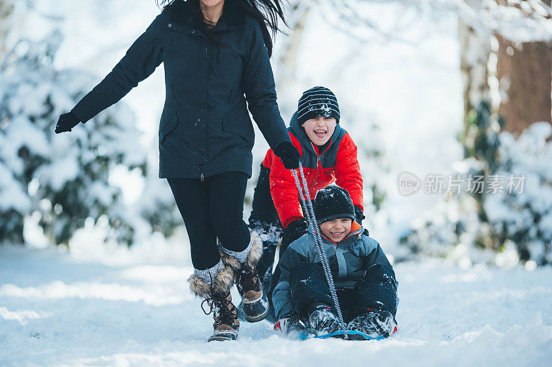 和妈妈一起在雪地里玩!