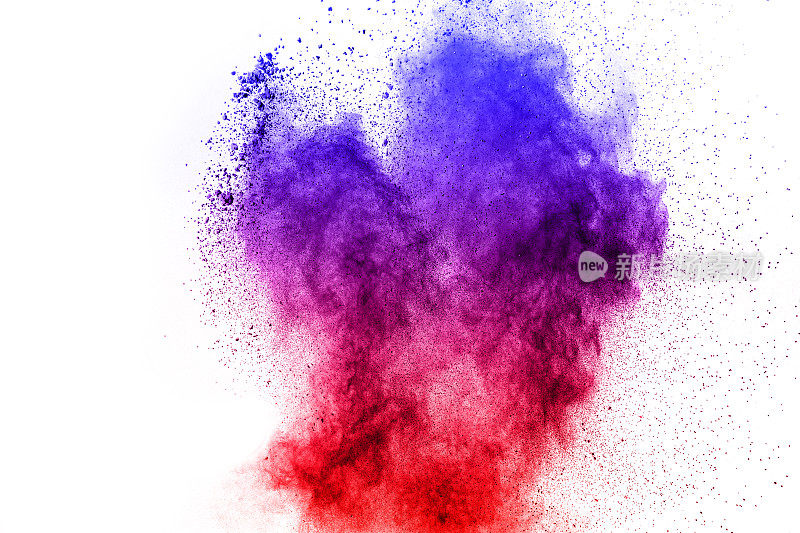 抽象的蓝红尘埃爆炸在白色背景。抽象的蓝红色粉末飞溅在白色背景上，冻结运动的蓝红色粉末爆炸。