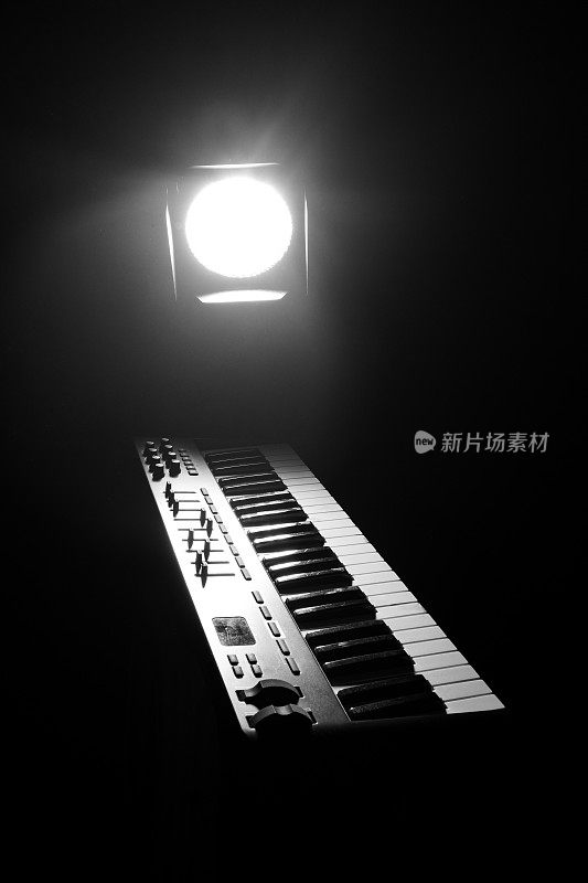 钢琴横黑白对角线