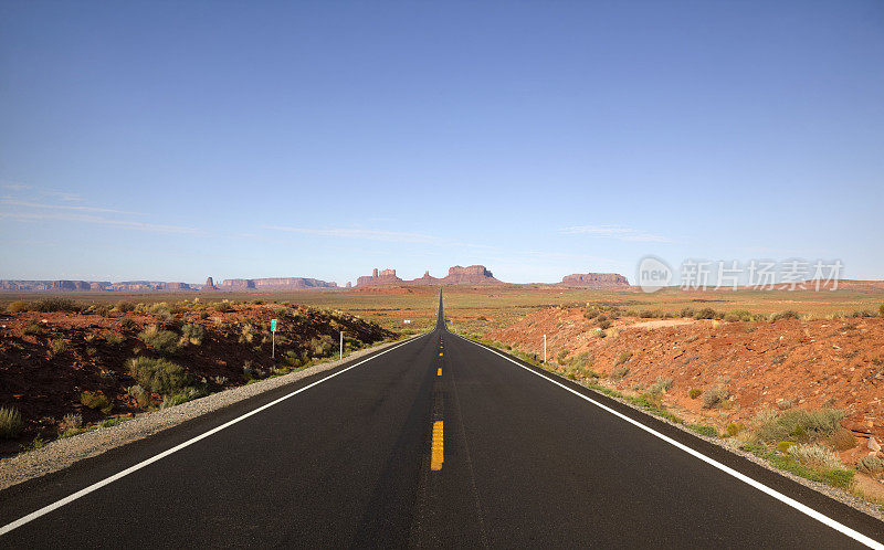 通往美国亚利桑那州纪念碑谷的道路