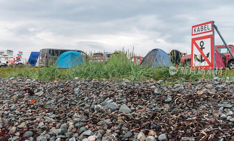 巴伦支海沿岸的旅游营地，上面刻着“电缆”，芬兰马克，挪威