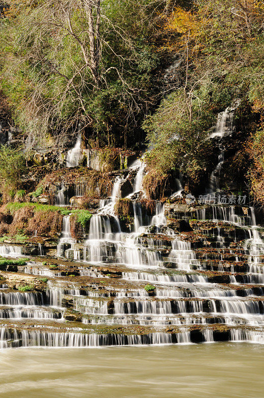 瀑布在岩石岛州立公园在田纳西州