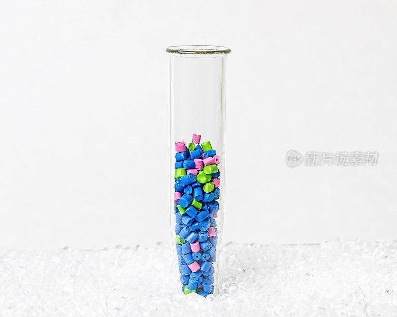 高分子染料。塑料颗粒。颗粒中的色素。聚合物珠