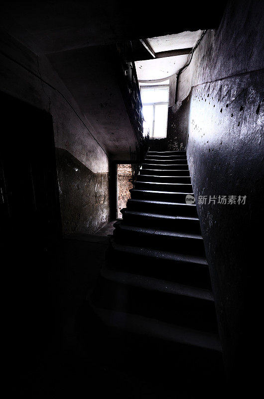灯光下的旧楼梯