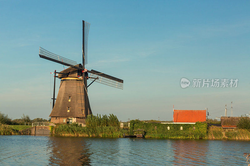 有风车的金德杰克运河。欧洲荷兰肯德迪克村的日落。