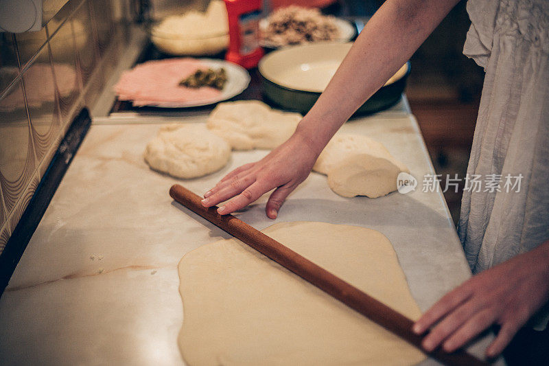 女人在厨房里做披萨的特写