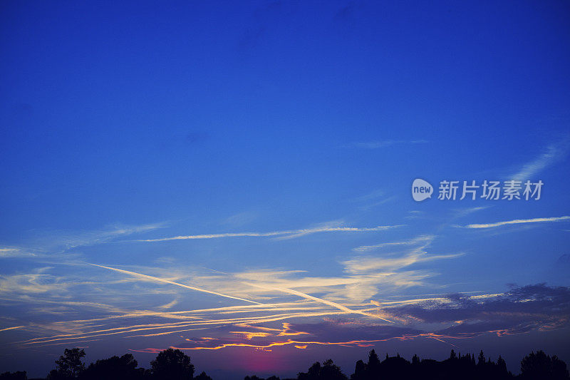 飞机喷射的蒸汽尾迹形成的夜空