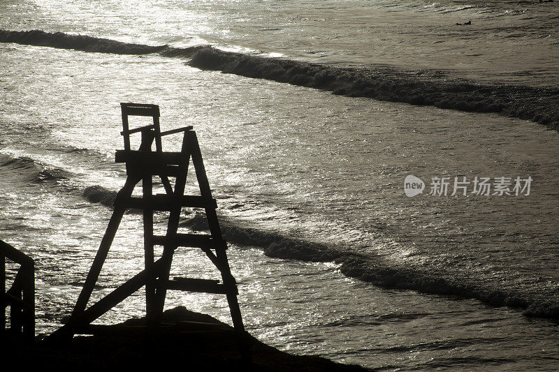 救生员小瞭望塔剪影，海景。