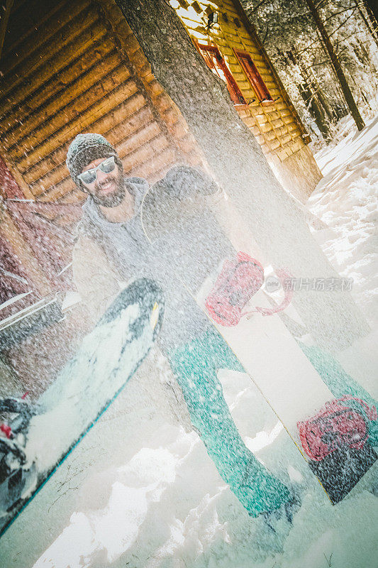 滑雪板与板站在深雪