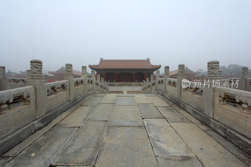 2012年5月13日，中国古代建筑景观在清朝东王陵，遵化市，中国河北省