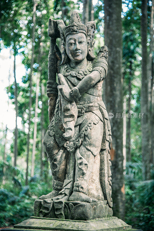 巴厘岛乌布寺的巴厘石像