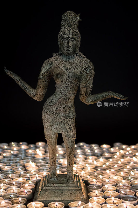 印度的财富女神，财富，生育和繁荣与节日蜡烛。