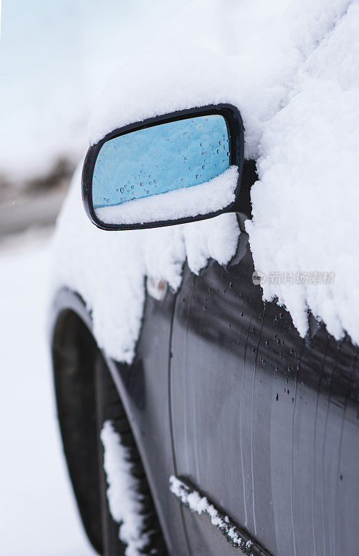 现代汽车的室外覆盖着雪。