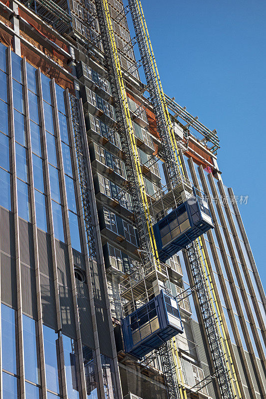 用起重机建造摩天大楼