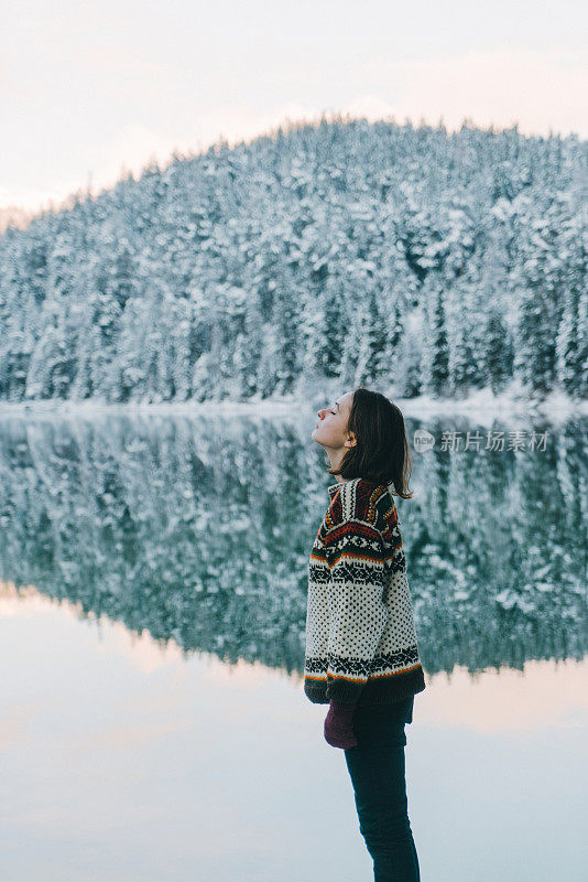 女人在享受阿尔卑斯山Eibsee湖的风景