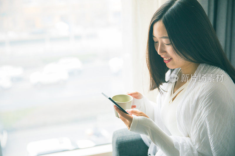 女人一边喝咖啡一边打电话