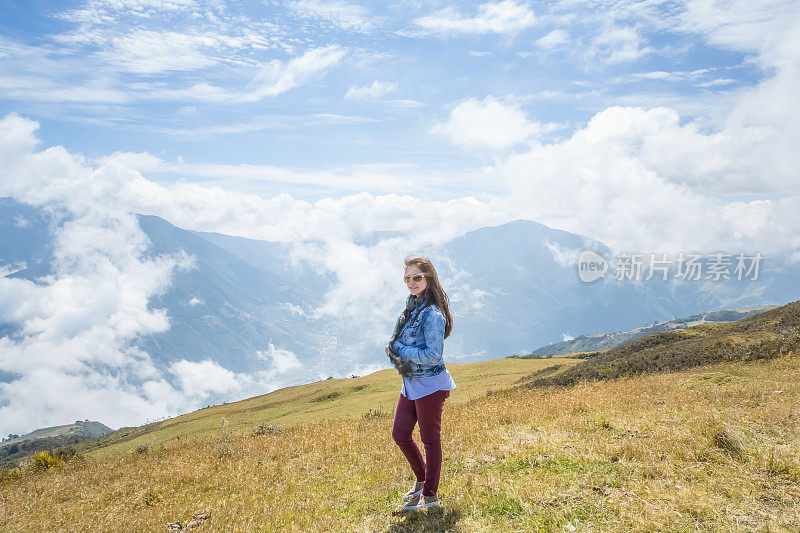 山顶上的年轻女士