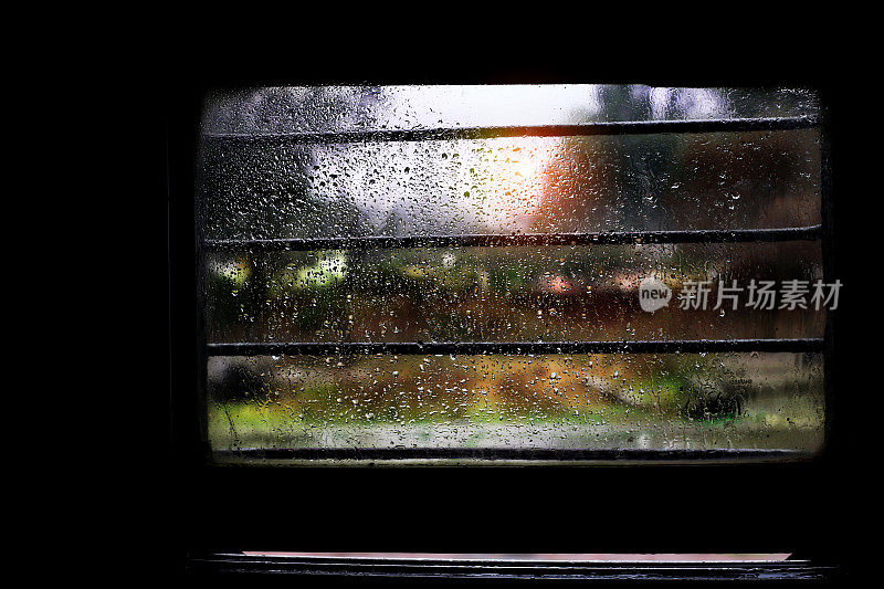 雨滴落在火车窗户上