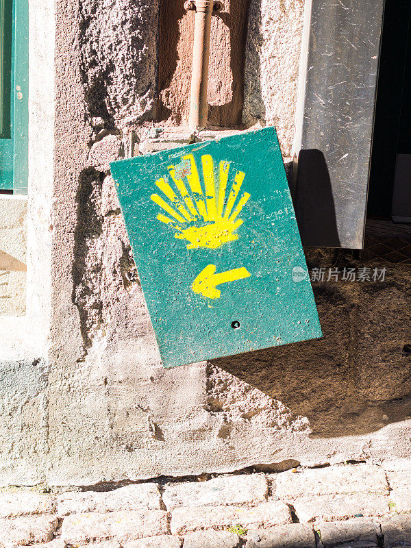 黄色的贝壳标志着通往圣地亚哥德孔波斯特拉的路