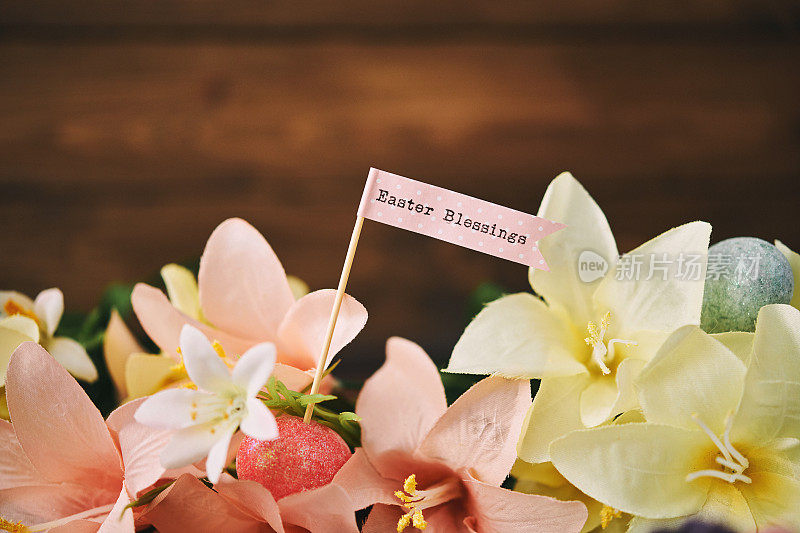 复活节背景与百合花和复活节祝福短信