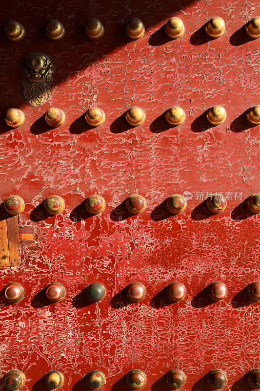 中国北京紫禁城古色古香的镶钉红门