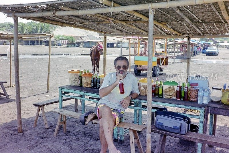 年代。在Parangtritis的海滩酒吧。日惹,印尼。