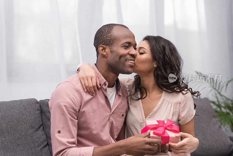 3月8日，非裔美国女友亲吻男友