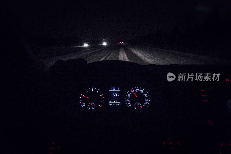 黑暗的雪夜高速公路驾驶公路旅行